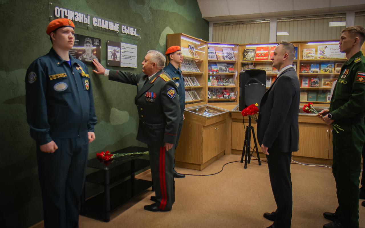 ФОТО к новости: В НГПУ почтили память героев: возложение цветов и урок мужества в День Героев Отечества