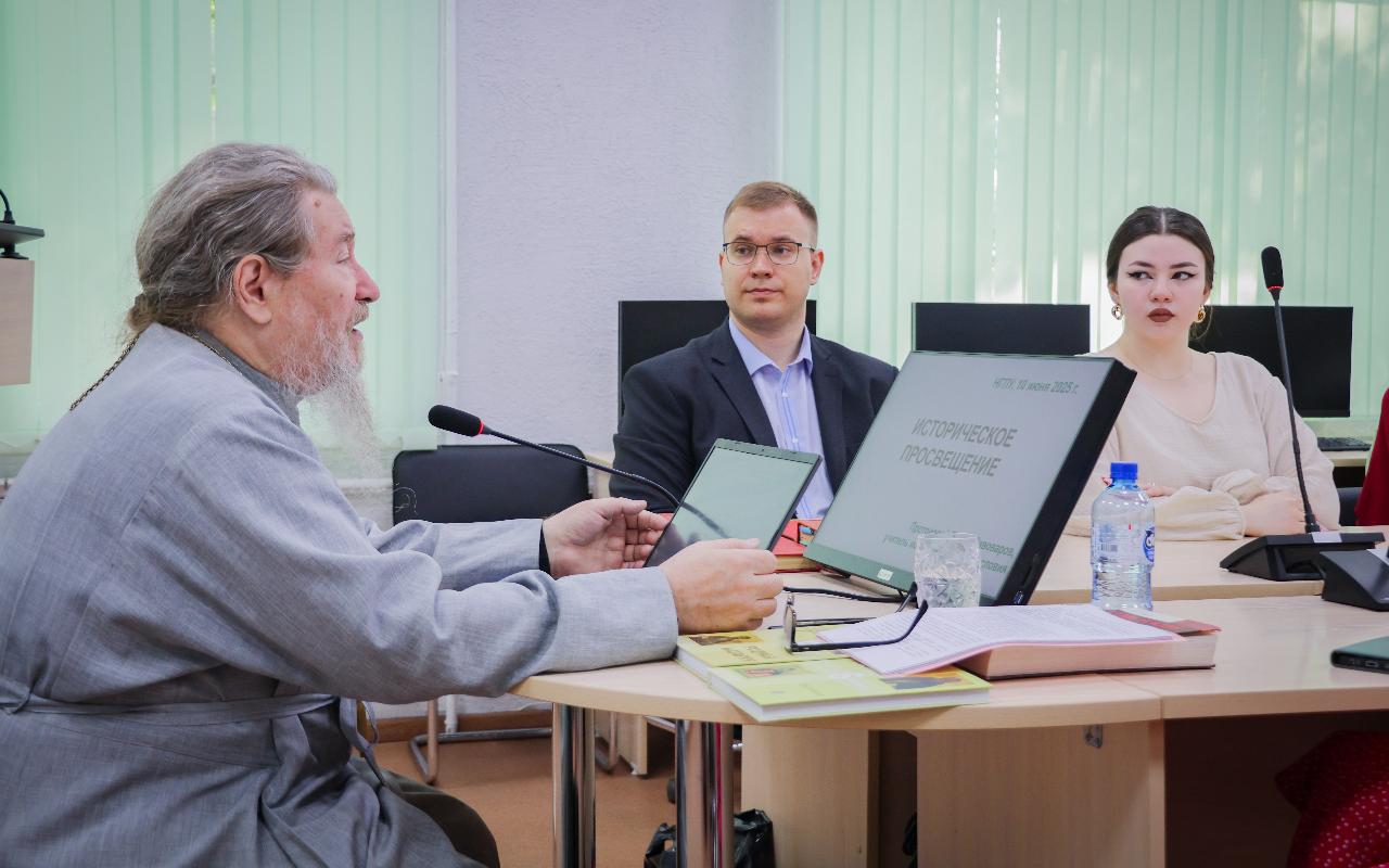 ФОТО к новости: История как основа гражданского самосознания: в НГПУ прошла встреча с протоиереем Борисом Пивоваровым в рамках проекта «Разговоры о важном»