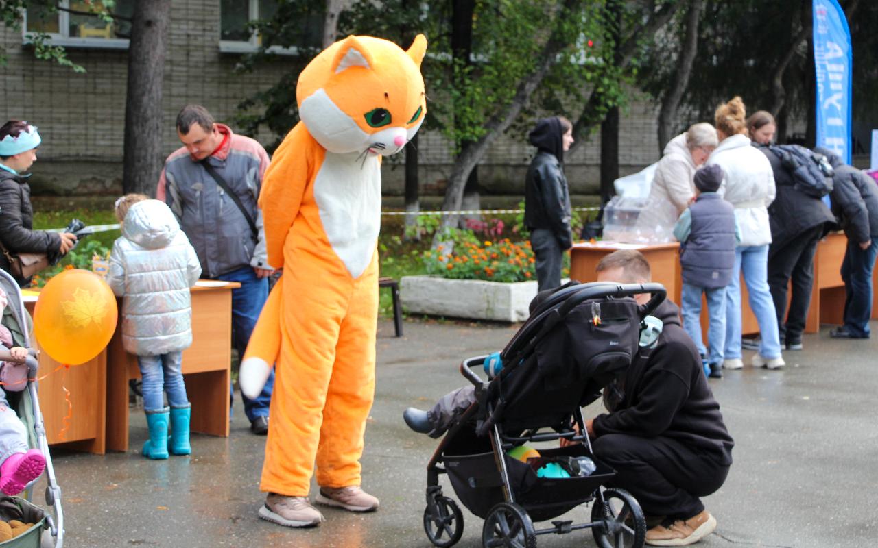 ФОТО к новости: На площади НГПУ отметили «День соседей»