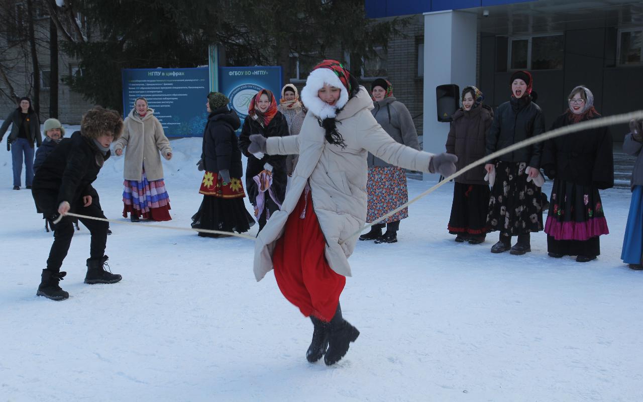 ФОТО к новости: Праздничный поезд и хороводы: в НГПУ встретили Масленицу