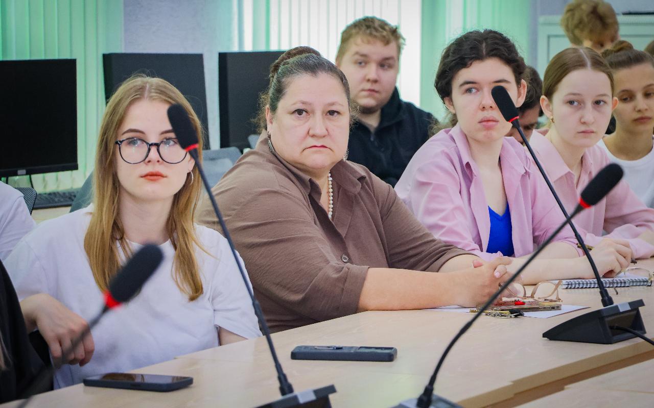 ФОТО к новости: История как основа гражданского самосознания: в НГПУ прошла встреча с протоиереем Борисом Пивоваровым в рамках проекта «Разговоры о важном»