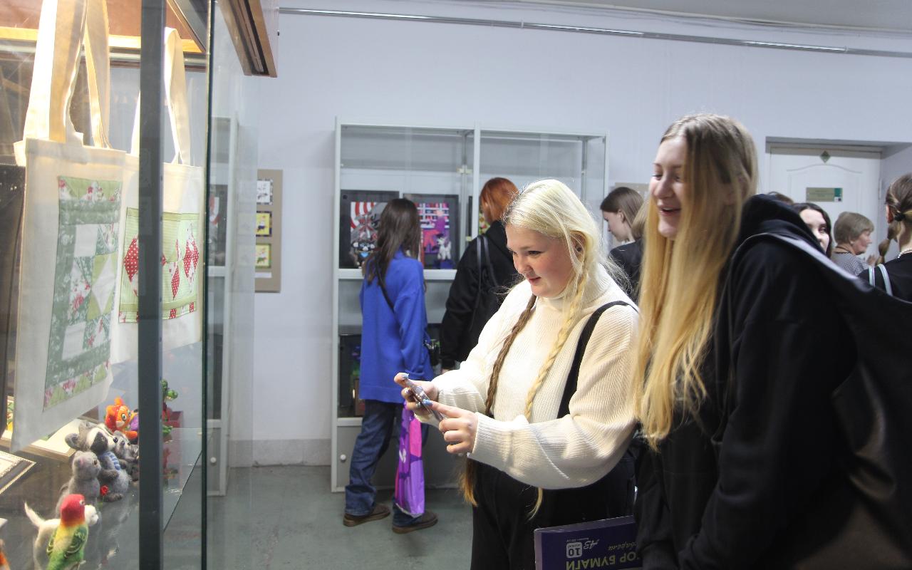 ФОТО к новости: Языком пэчворка и папье-маше: кафедра декоративно-прикладного искусства НГПУ проводит новую выставку