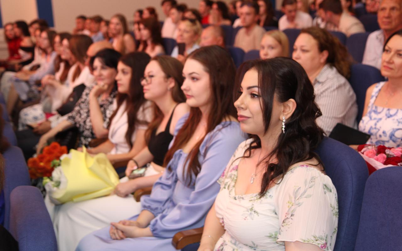 ФОТО к новости: Золотой фонд России: выпускники факультета иностранных языков НГПУ получили дипломы