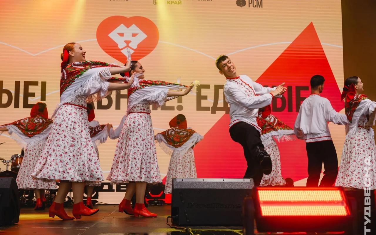 ФОТО к новости: Мощно, ярко, незабываемо: студентка НГПУ приняла участие в «Российской студенческой весне»