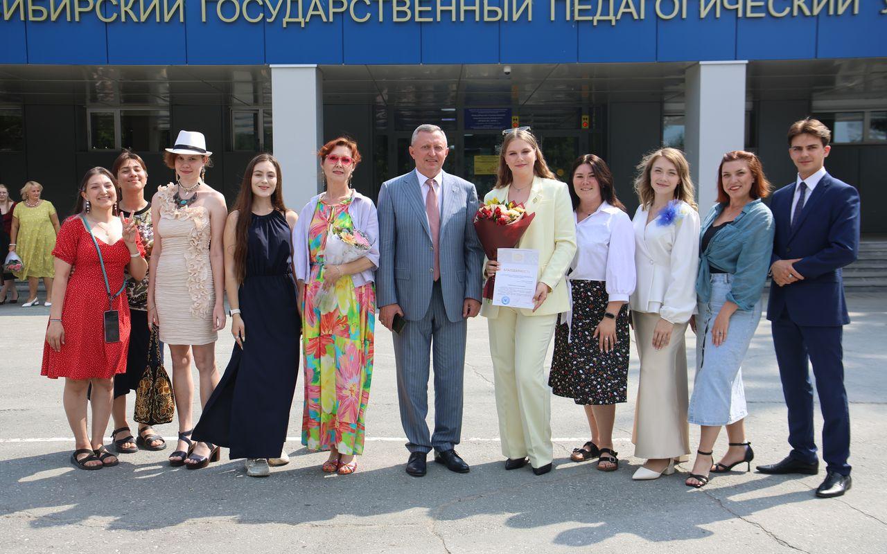 ФОТО к новости: Каждый третий выпускник-2026 закончил НГПУ с отличием