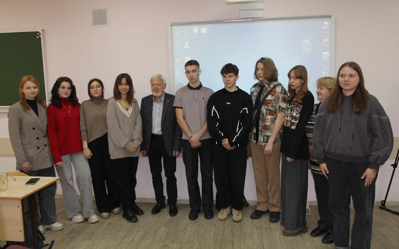 ФОТО к новости: Наскальные рисунки и «курганы с усами»: академик РАН рассказал студентам НГПУ о главных археологических находках сезона