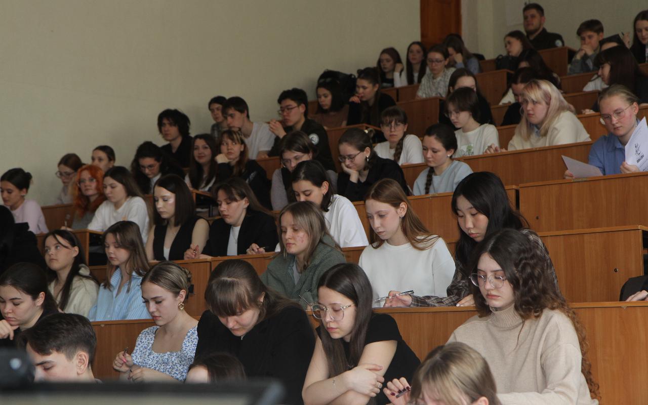 ФОТО к новости: 25 вопросов о войне: студенты НГПУ написали «Диктант Победы»
