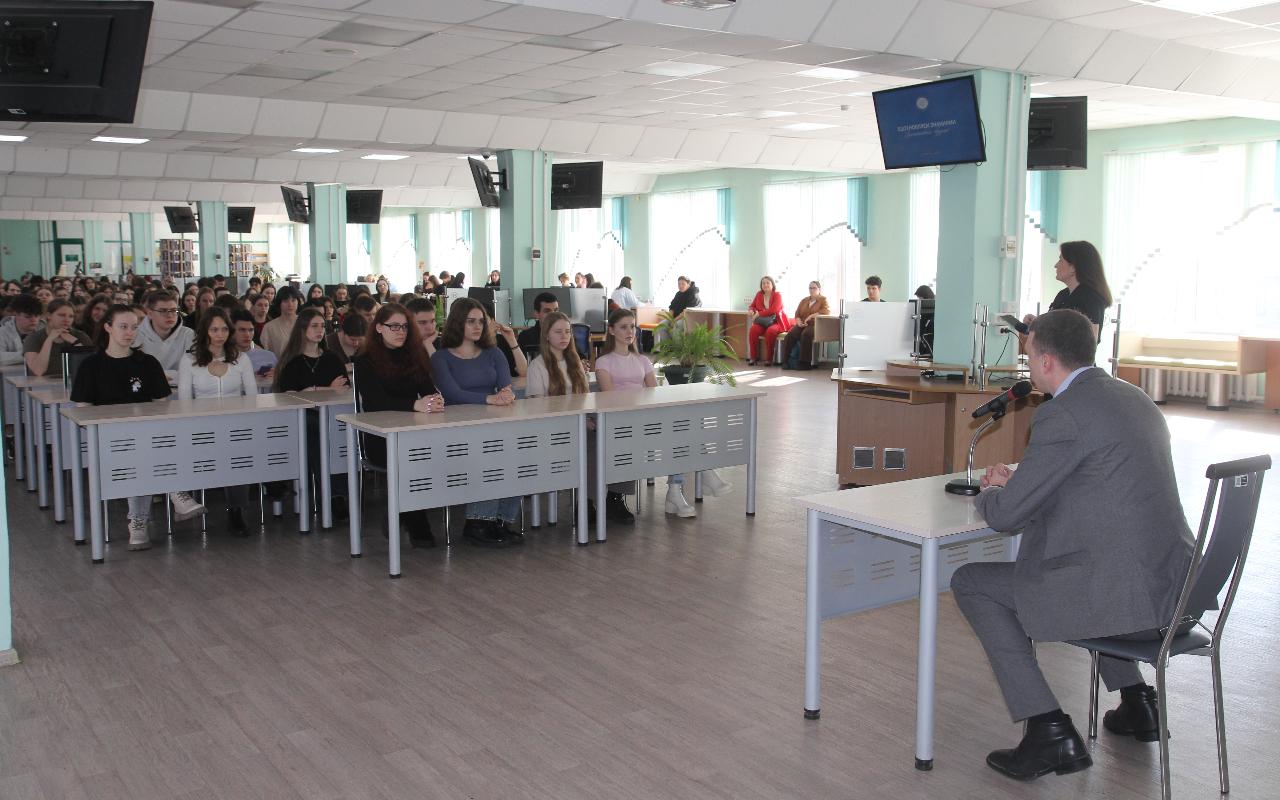 ФОТО к новости: «Не будьте равнодушными!»: в НГПУ прошла встреча с бойцом отряда спецназа «Вега» - участником СВО 