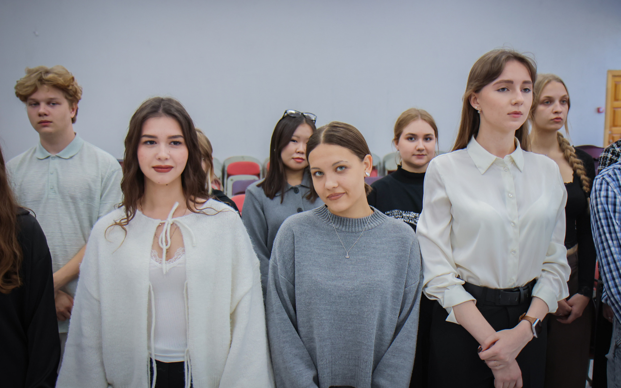 ФОТО к новости: Под флагом России: студенты-журналисты НГПУ продолжают традицию