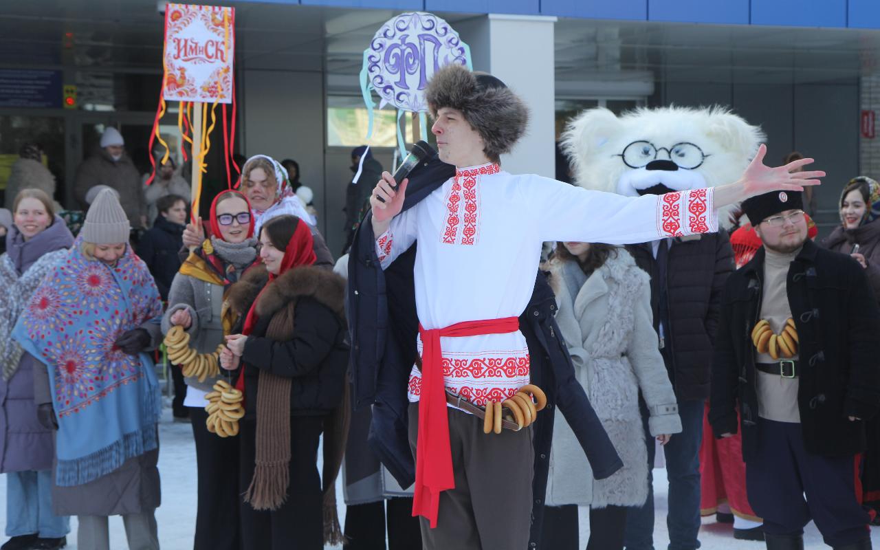 ФОТО к новости: Праздничный поезд и хороводы: в НГПУ встретили Масленицу