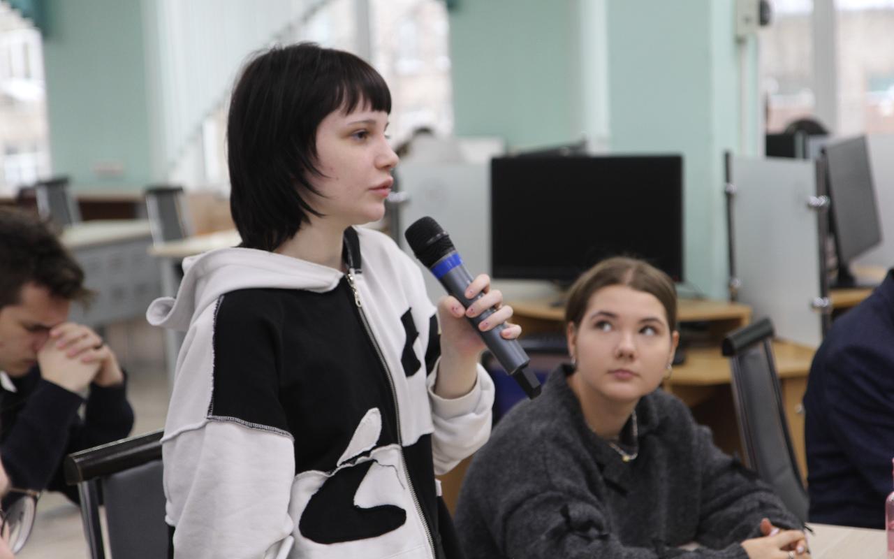 ФОТО к новости: Урок мужества, честности и нравственности: и.о. ректора, преподаватели и студенты НГПУ встретились с директором школы – участником СВО