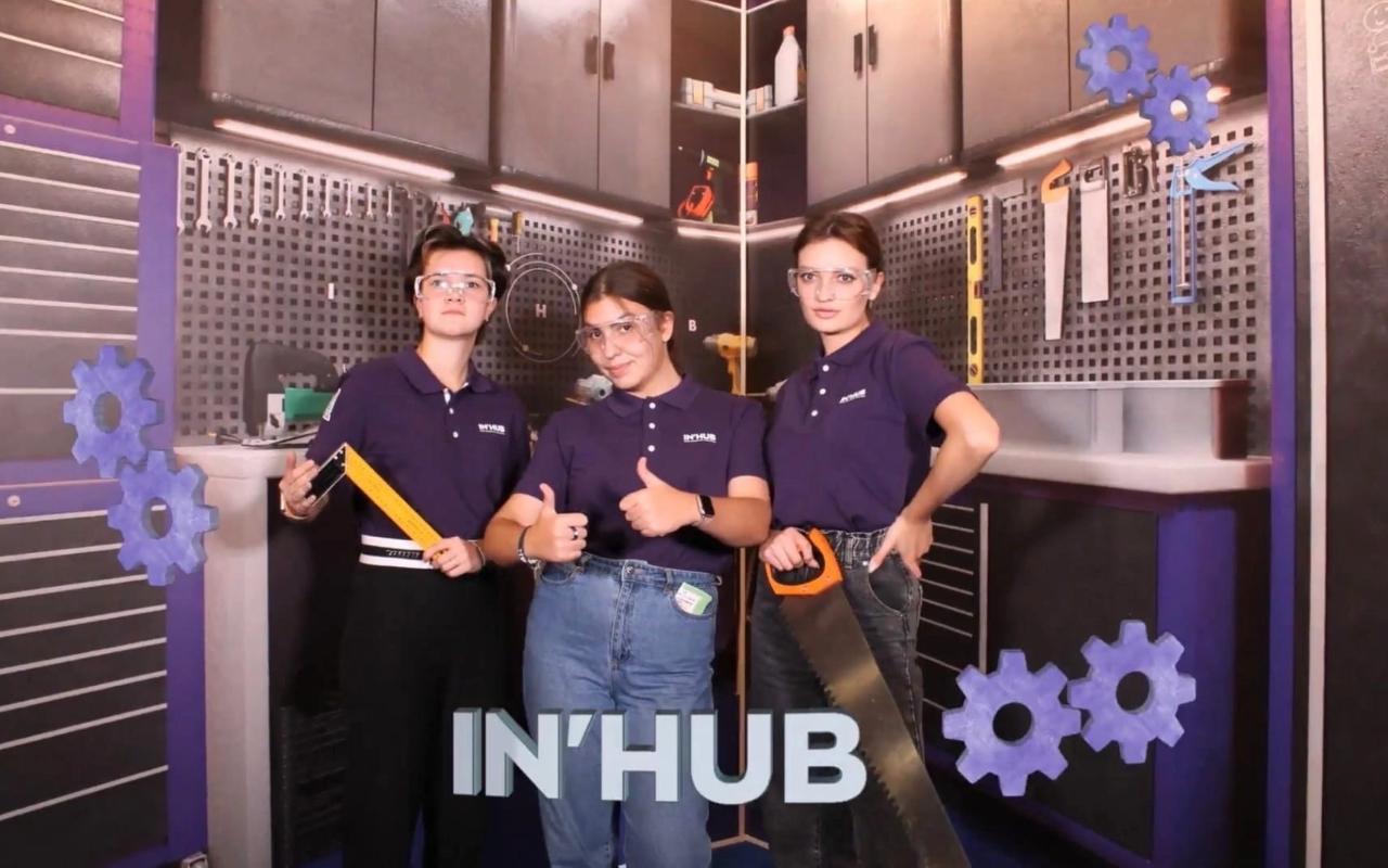 ФОТО к новости: Студенты НГПУ сопровождают работу Международного форума инноваторов «IN’HUB».