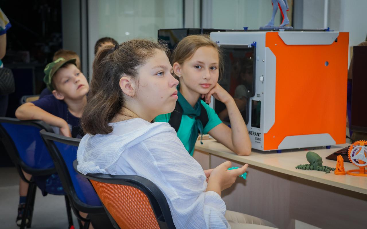 ФОТО к новости: Будущее начинается здесь: школьники из ТОС «Высокогорный» познакомились с технопарком и кванториумом НГПУ