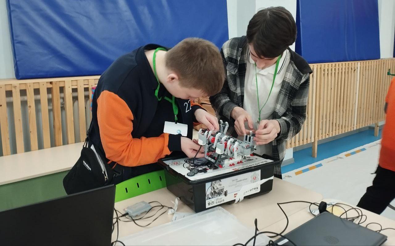 ФОТО к новости: НГПУ на фестивале РобоФинист-2024: студенты вдохновляют школьников на робототехнику