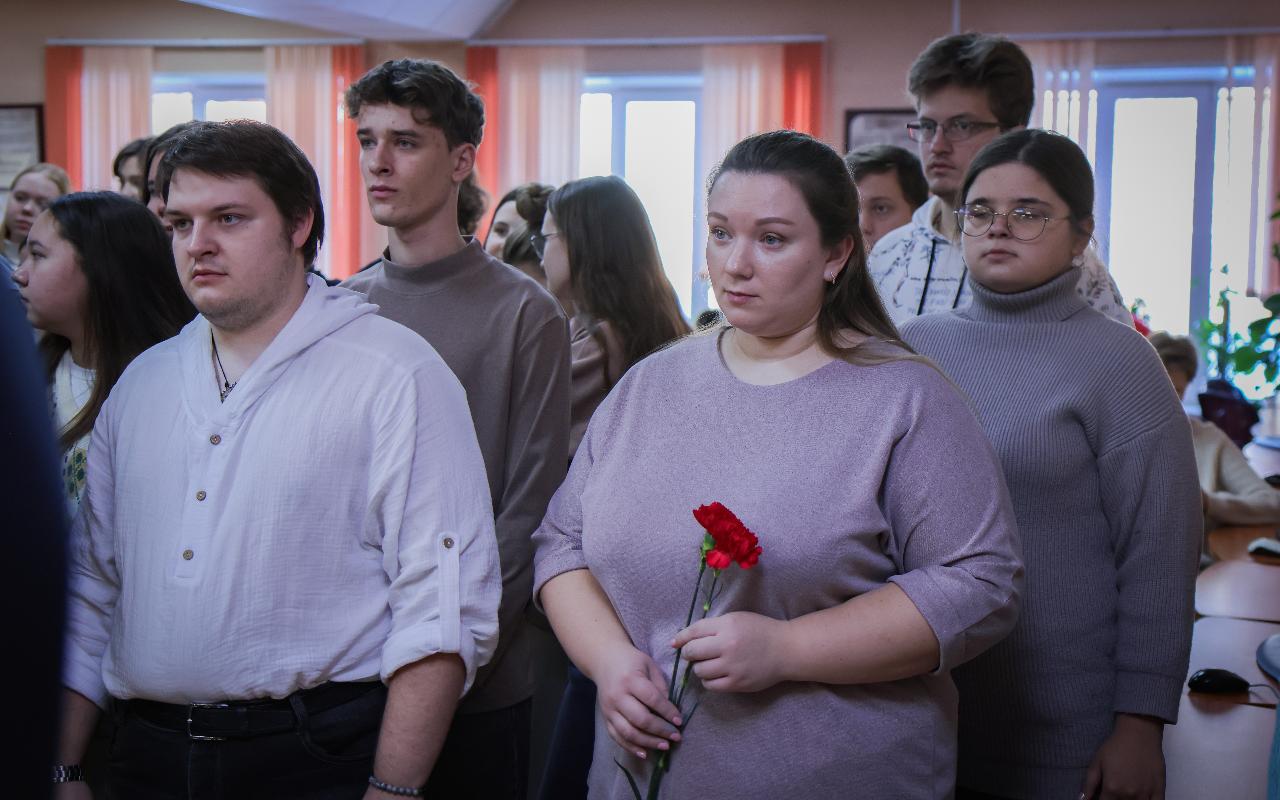 ФОТО к новости: В НГПУ почтили память героев: возложение цветов и урок мужества в День Героев Отечества