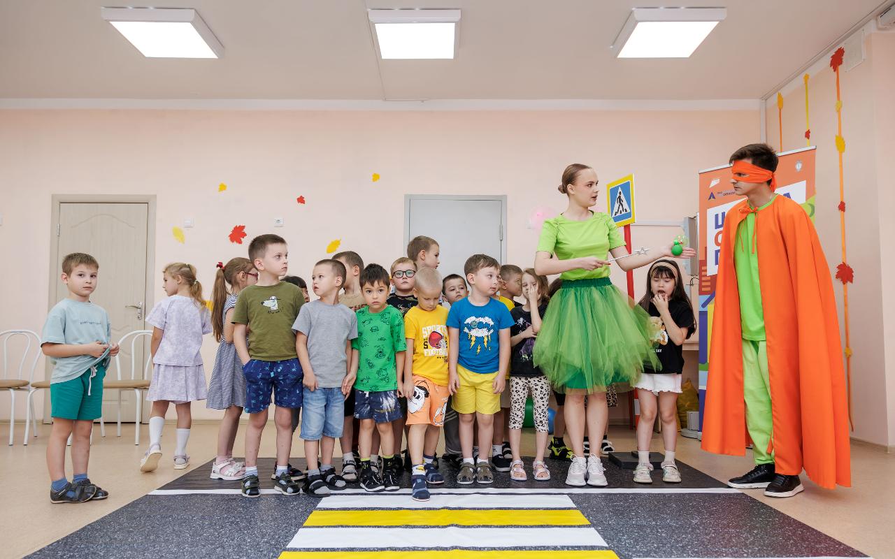 ФОТО к новости: И весело, и серьезно: студенты НГПУ напомнили подрастающему поколению Новосибирска о правилах дорожного движения