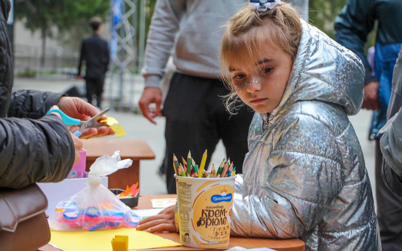 ФОТО к новости: На площади НГПУ отметили «День соседей»
