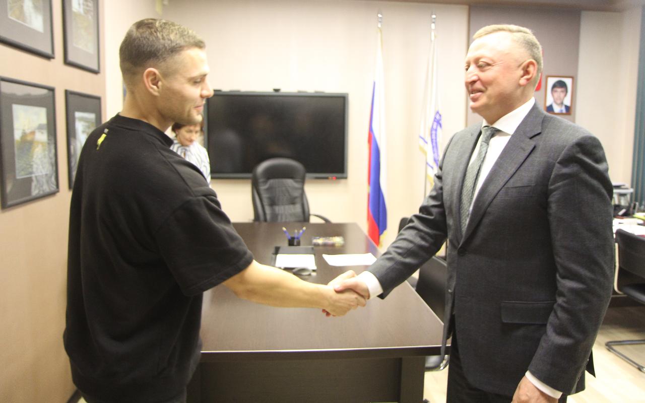 ФОТО к новости: «О чём писал поэт, я вижу своими глазами»: и.о. ректора НГПУ встретился с финалистом Всероссийского конкурса осмысленного чтения – участником СВО, выпускником университета