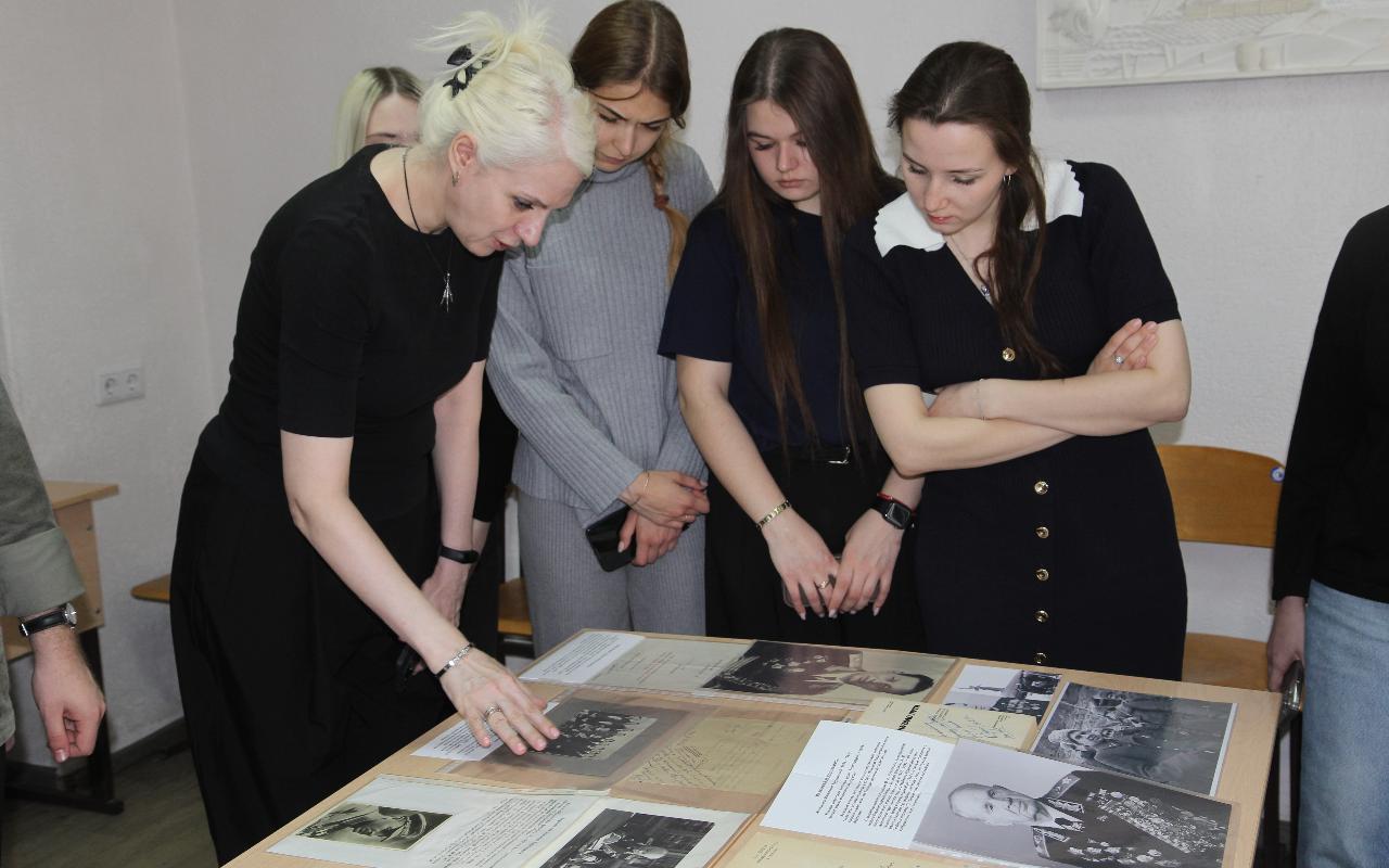 ФОТО к новости: В НГПУ открылась выставка «Маршалы Победы»