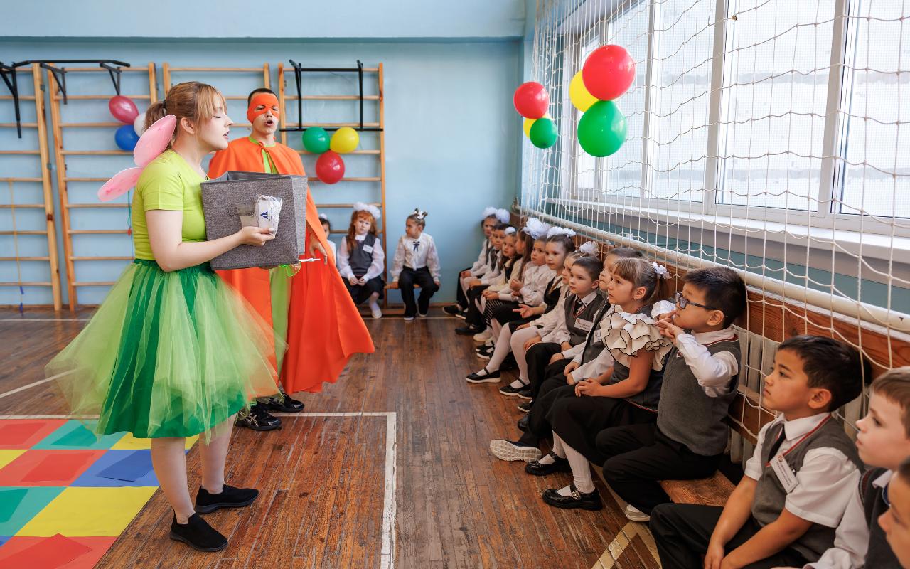 ФОТО к новости: И весело, и серьезно: студенты НГПУ напомнили подрастающему поколению Новосибирска о правилах дорожного движения