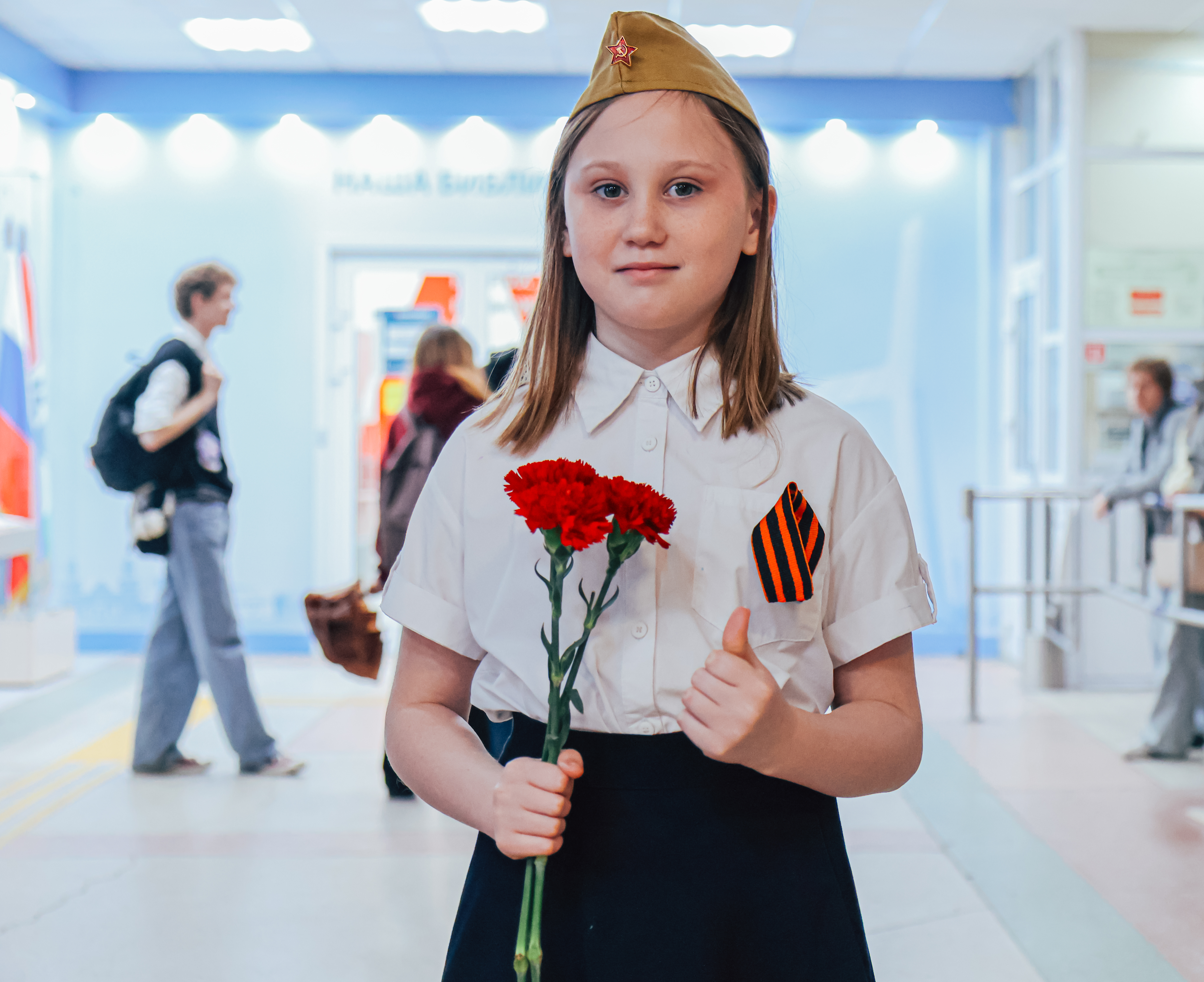 ФОТО к новости: В НГПУ прошла акция «Песня тоже воевала» и открылась выставка «ФотоСтихия: авторы Победы»