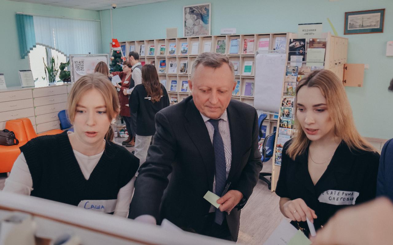 ФОТО к новости: Как работают молодые преподаватели НГПУ: энергия, поиск, первые уроки и большая вера в профессию