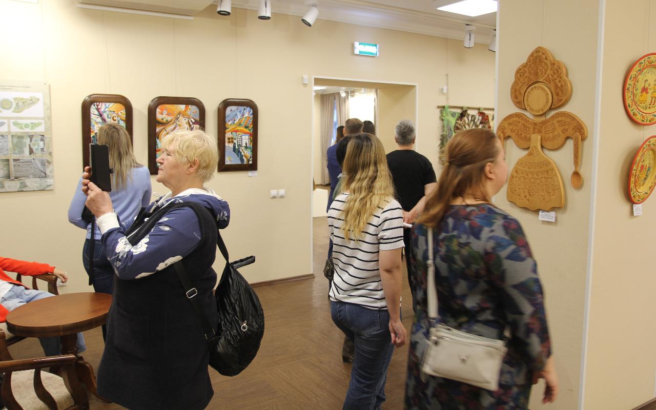 ФОТО к новости: Лучи творческого солнца: в Новосибирске открылась выставка к 30-летию кафедры  ДПИ НГПУ 