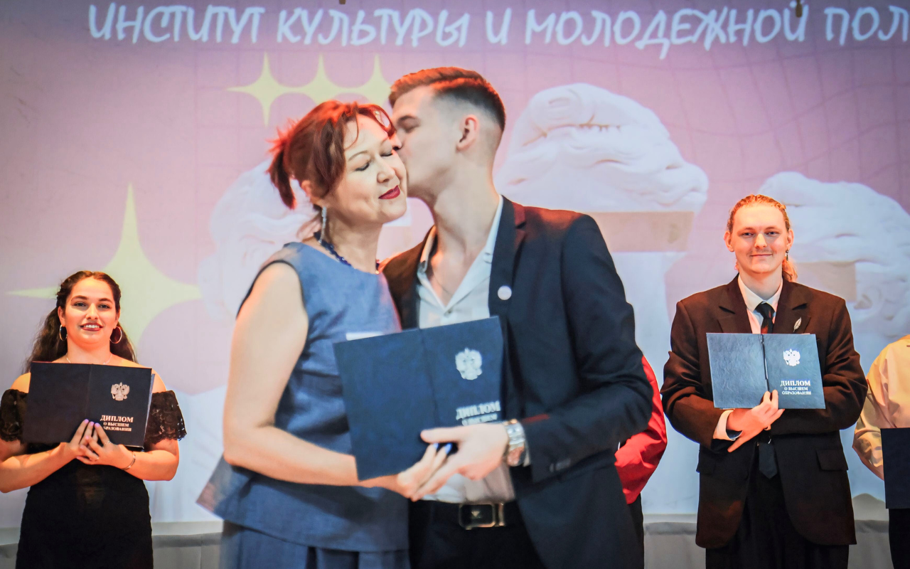 ФОТО к новости: ИКиМП выпускает новое поколение культурных лидеров: в НГПУ вручили дипломы 130 выпускникам