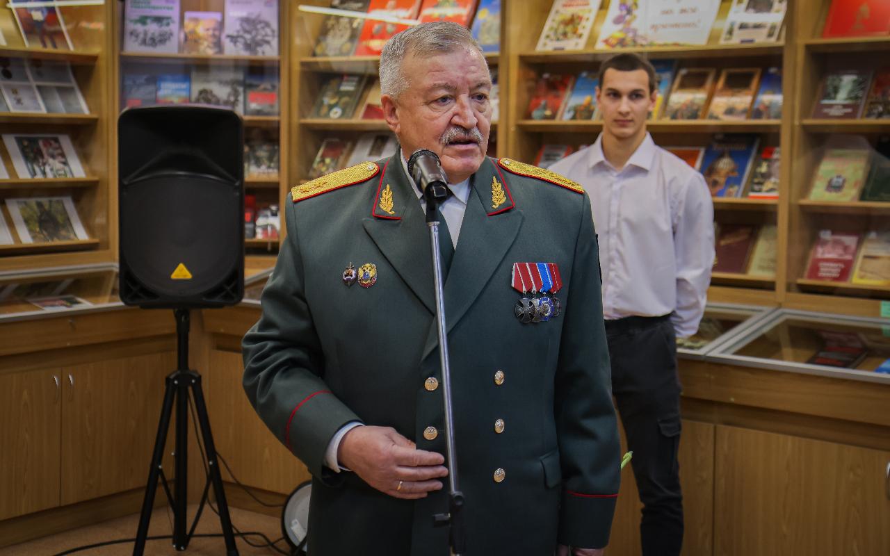 ФОТО к новости: В НГПУ почтили память героев: возложение цветов и урок мужества в День Героев Отечества