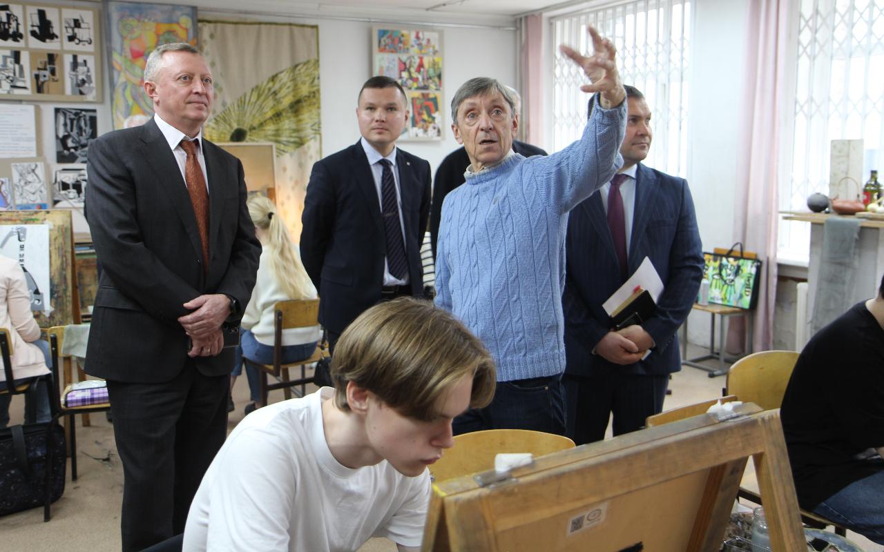 ФОТО к новости: Институт с богатыми традициями: и.о. ректора познакомился с работой ИИ НГПУ