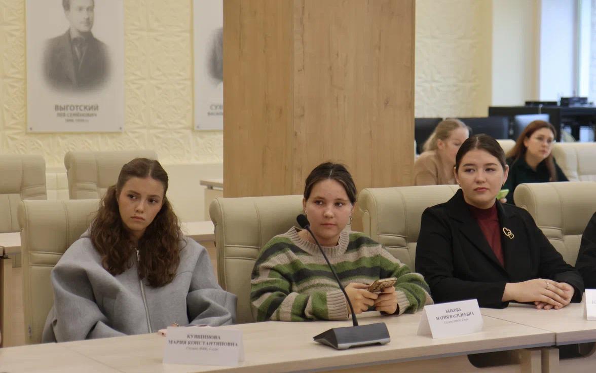 ФОТО к новости: «Очень важна обратная связь»: ректор НГПУ встретился со студентами