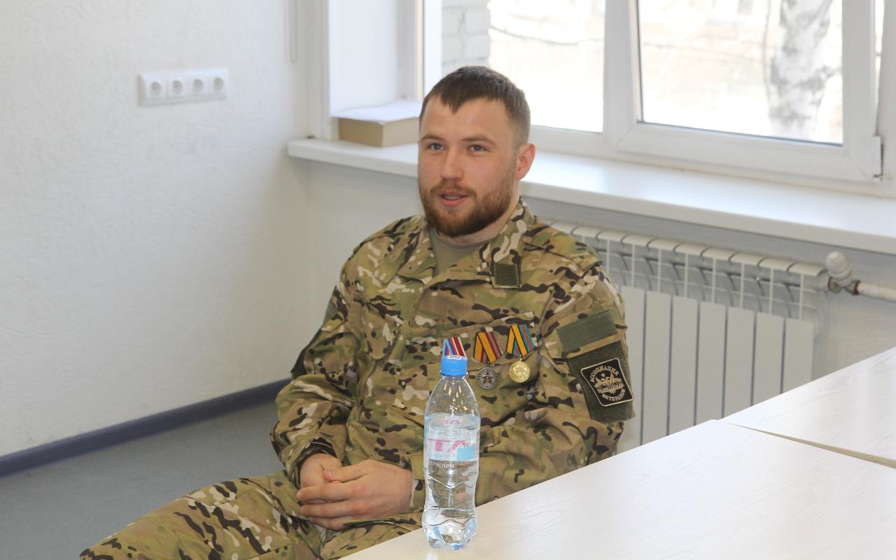 ФОТО к новости: «Не бойтесь ошибаться!»: студенты ИФМИТО НГПУ встретились с бойцом ММА – ветераном СВО