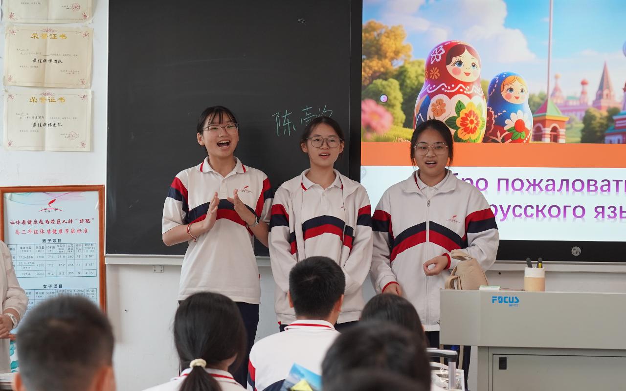 ФОТО к новости: Поддержка будущих поступающих: делегация НГПУ посетила школу иностранных языков в Китае в преддверии гаокао