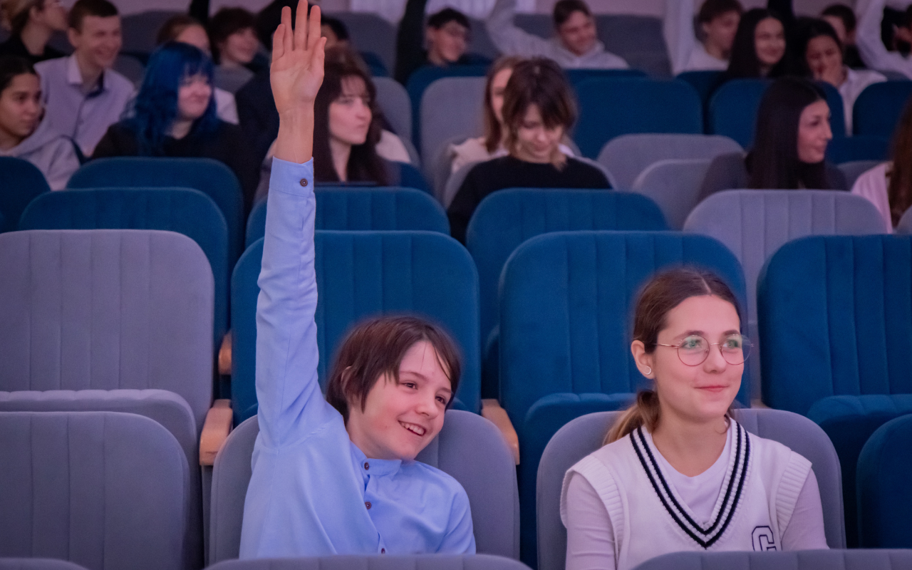 ФОТО к новости: Профориентация через практику и вдохновение: НГПУ провёл выездное мероприятие для школьников Новосибирского района