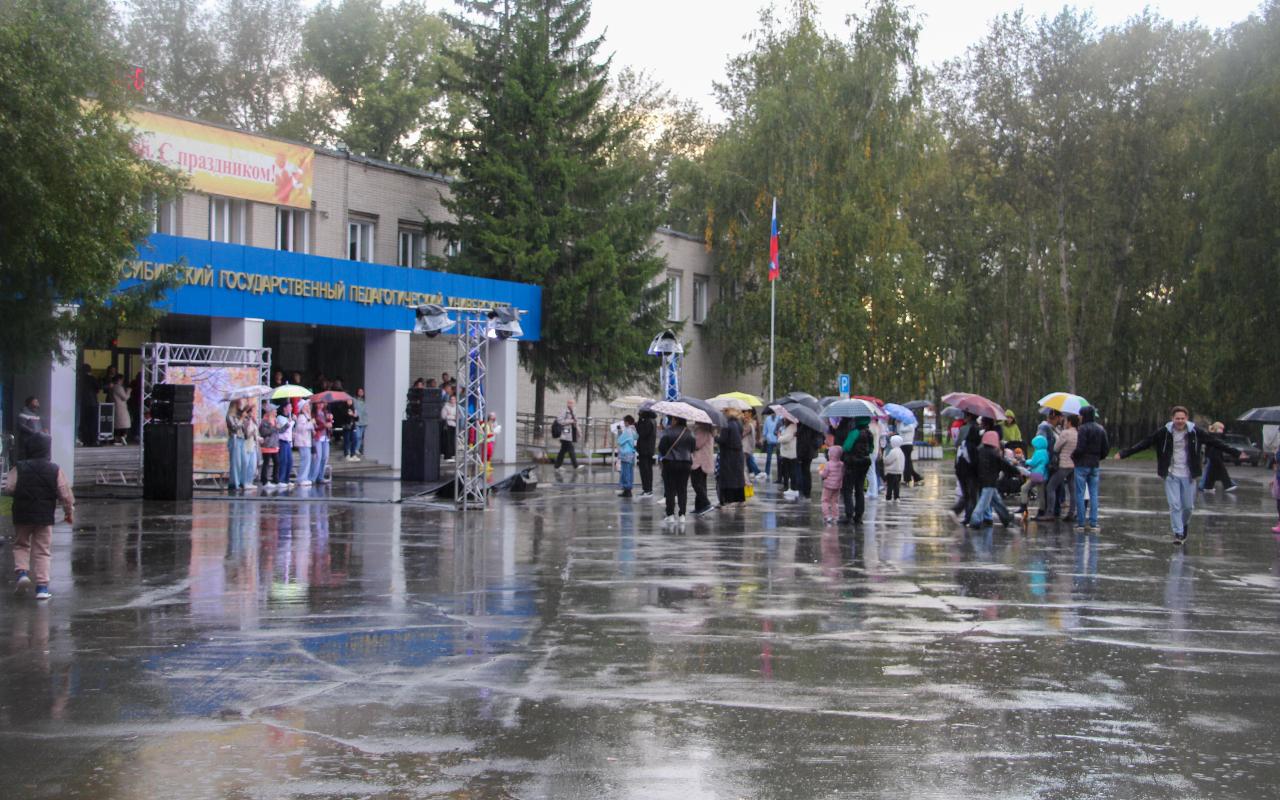 ФОТО к новости: На площади НГПУ отметили «День соседей»