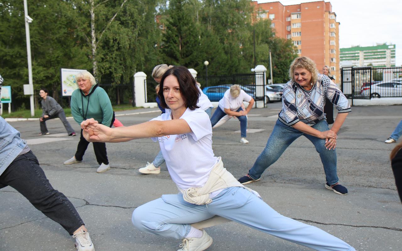 ФОТО к новости: Заряд бодрости и настроения: титулованные спортсмены провели зарядку для коллектива НГПУ 
