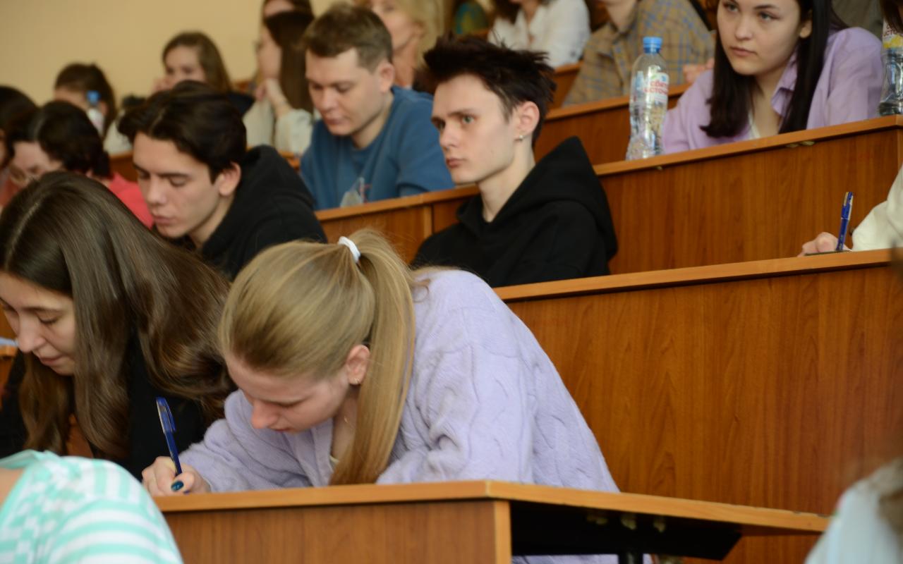 ФОТО к новости: «НЕ», «НН» и запятые: в НГПУ дали рекомендации по подготовке к Тотальному диктанту-2026