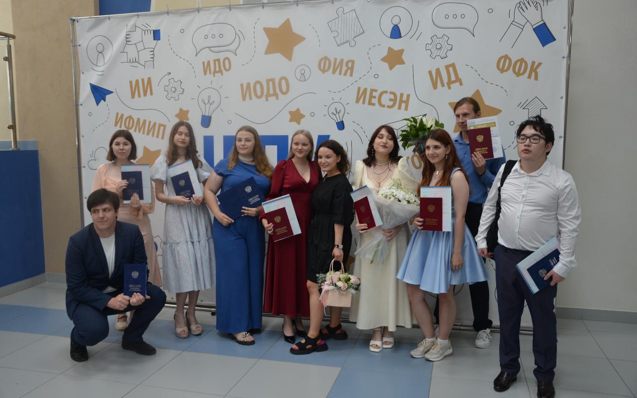 ФОТО к новости: Преодолевшие все рифы: выпускники бакалавриата ИИГСО НГПУ 2024 года получили дипломы