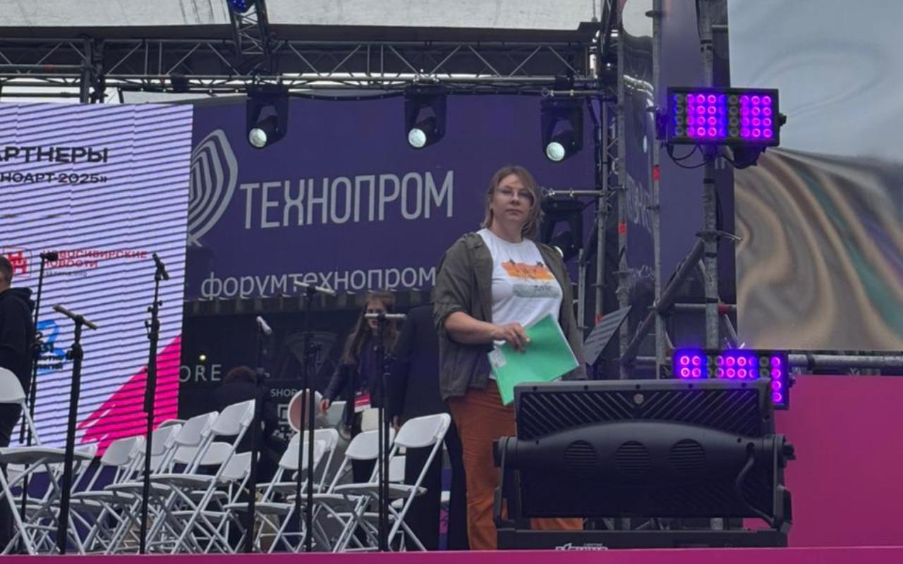 ФОТО к новости: «Память детства» с непростой пунктуацией: преподаватель НГПУ стала ведущей «Демодиктанта» в Новосибирске