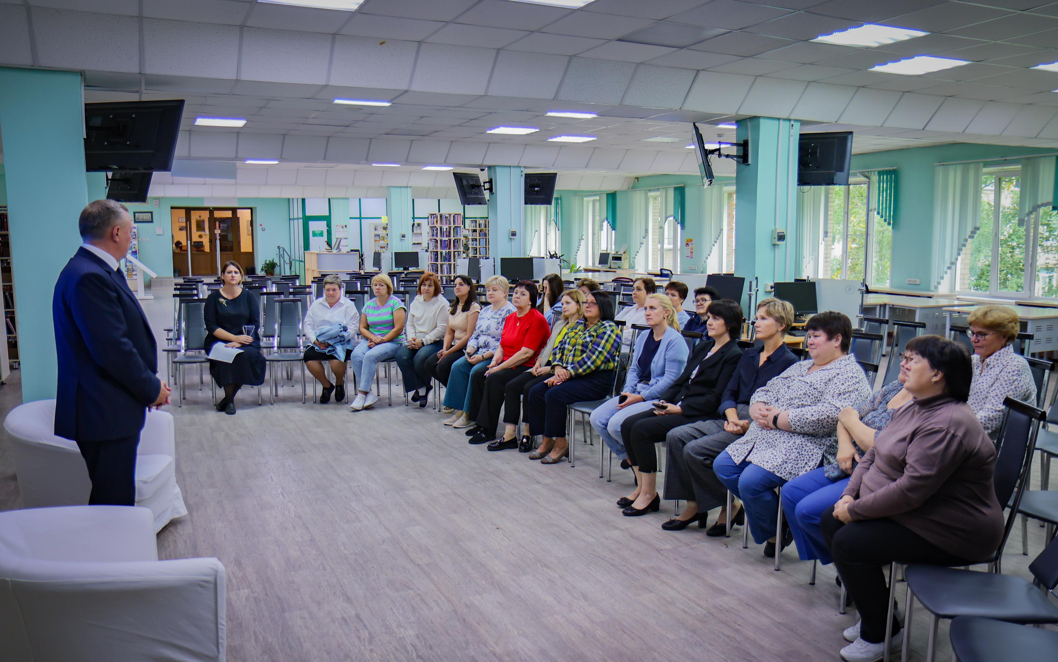 ФОТО к новости: Коллективам ИМиСК НГПУ и университетской библиотеки представили новых директоров