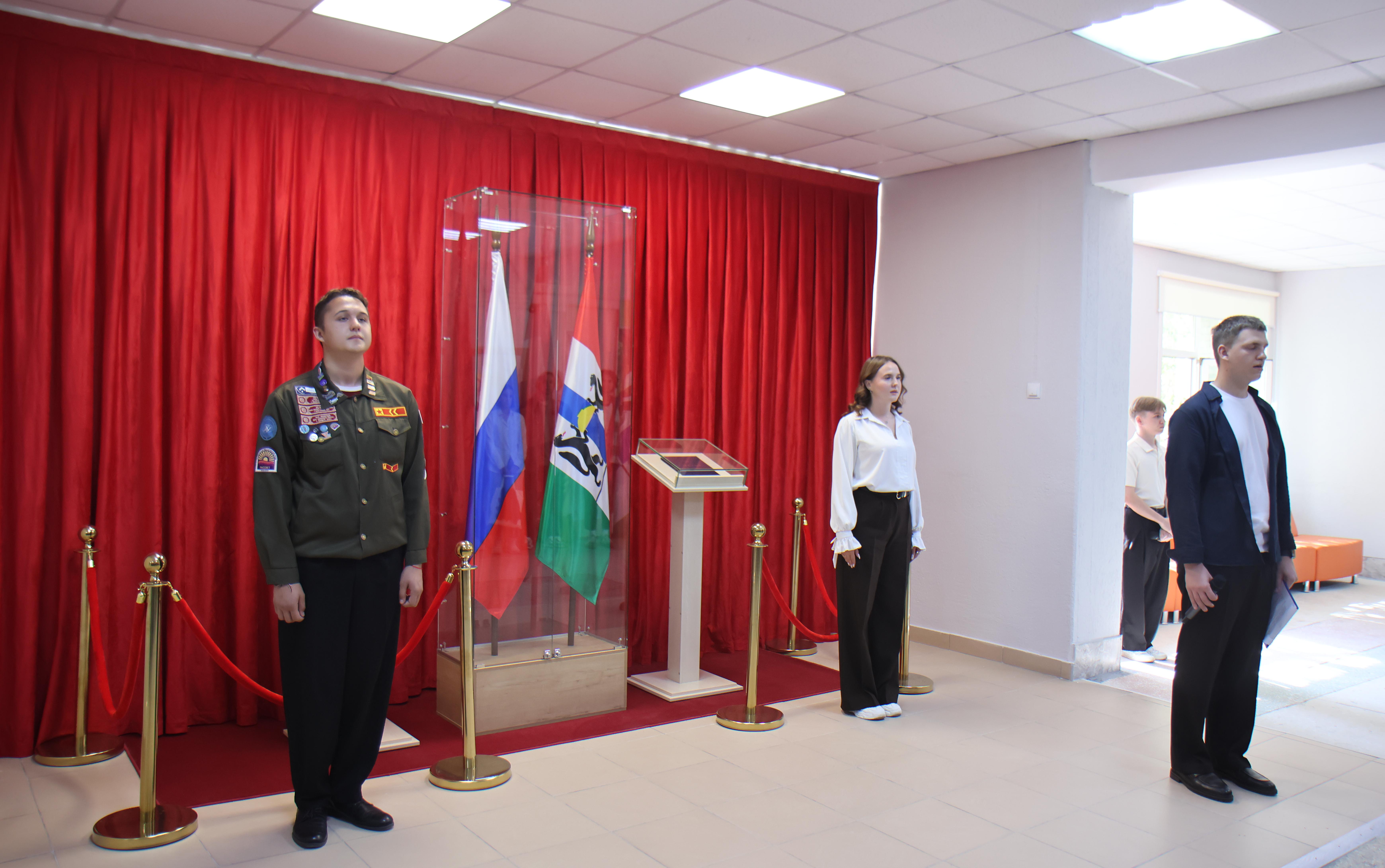 ФОТО к новости: Первая торжественная линейка состоялась в Пространстве знаний и возможностей НГПУ 