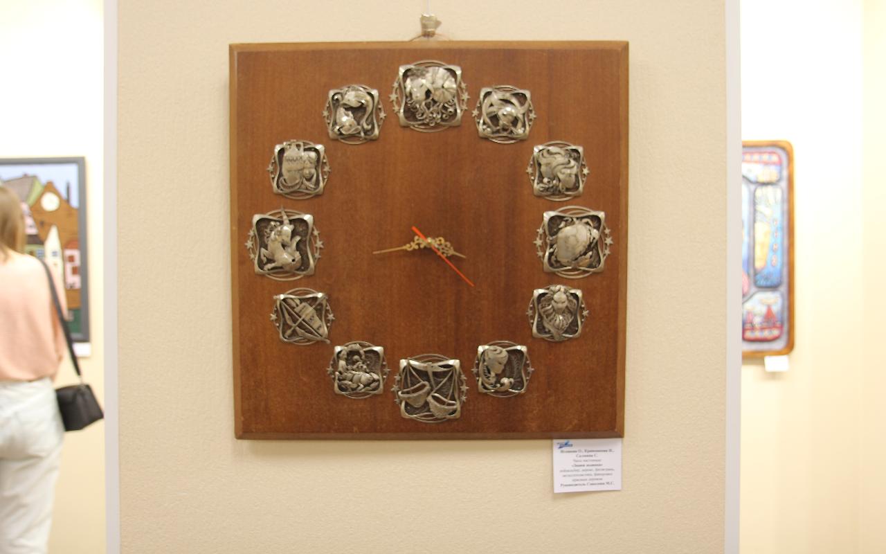 ФОТО к новости: Лучи творческого солнца: в Новосибирске открылась выставка к 30-летию кафедры  ДПИ НГПУ 