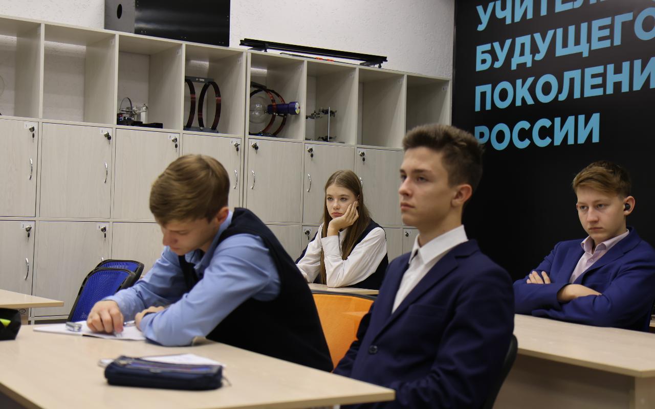 ФОТО к новости: Физика в действии: школьники исследуют мир волн в НГПУ
