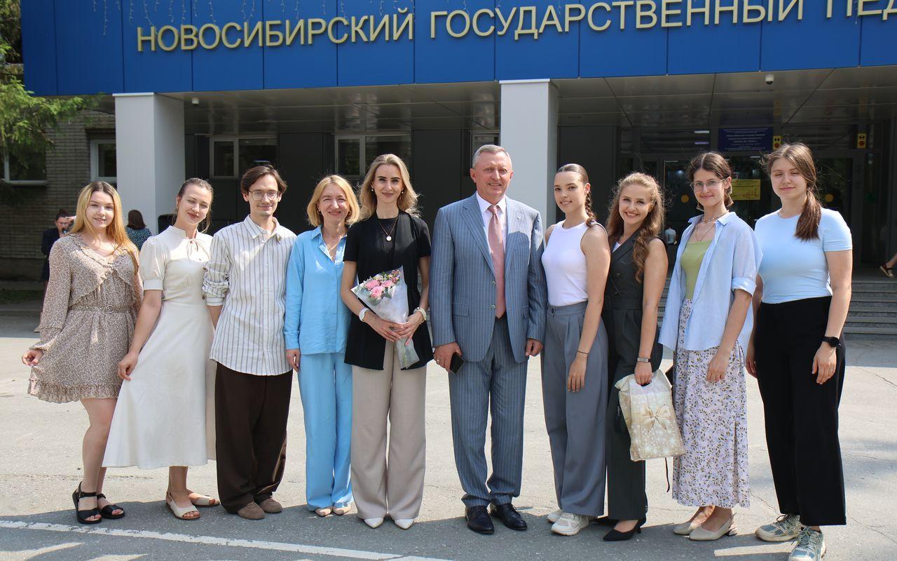 ФОТО к новости: Каждый третий выпускник-2026 закончил НГПУ с отличием