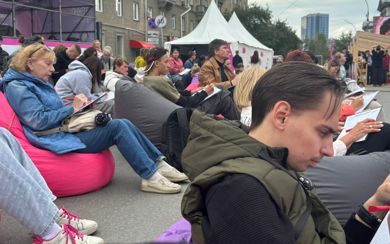 ФОТО к новости: «Память детства» с непростой пунктуацией: преподаватель НГПУ стала ведущей «Демодиктанта» в Новосибирске