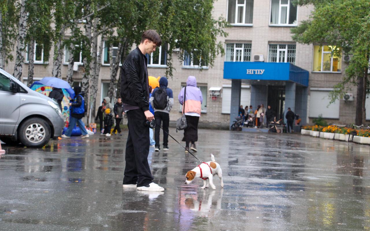 ФОТО к новости: На площади НГПУ отметили «День соседей»