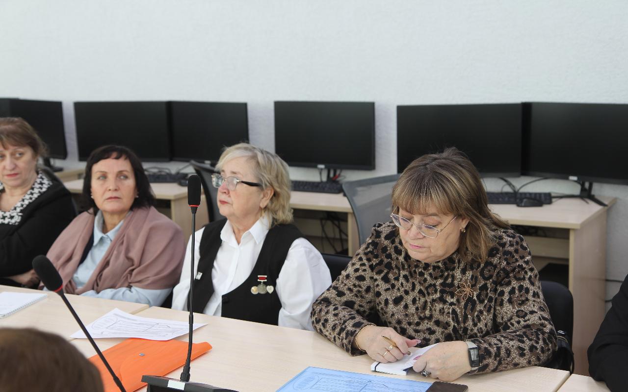 ФОТО к новости: Руководители 12 образовательных учреждений получили в НГПУ сертификаты базовых площадок по апробации и внедрению результатов исследований по темам Минпросвещения России  в 2026 году.