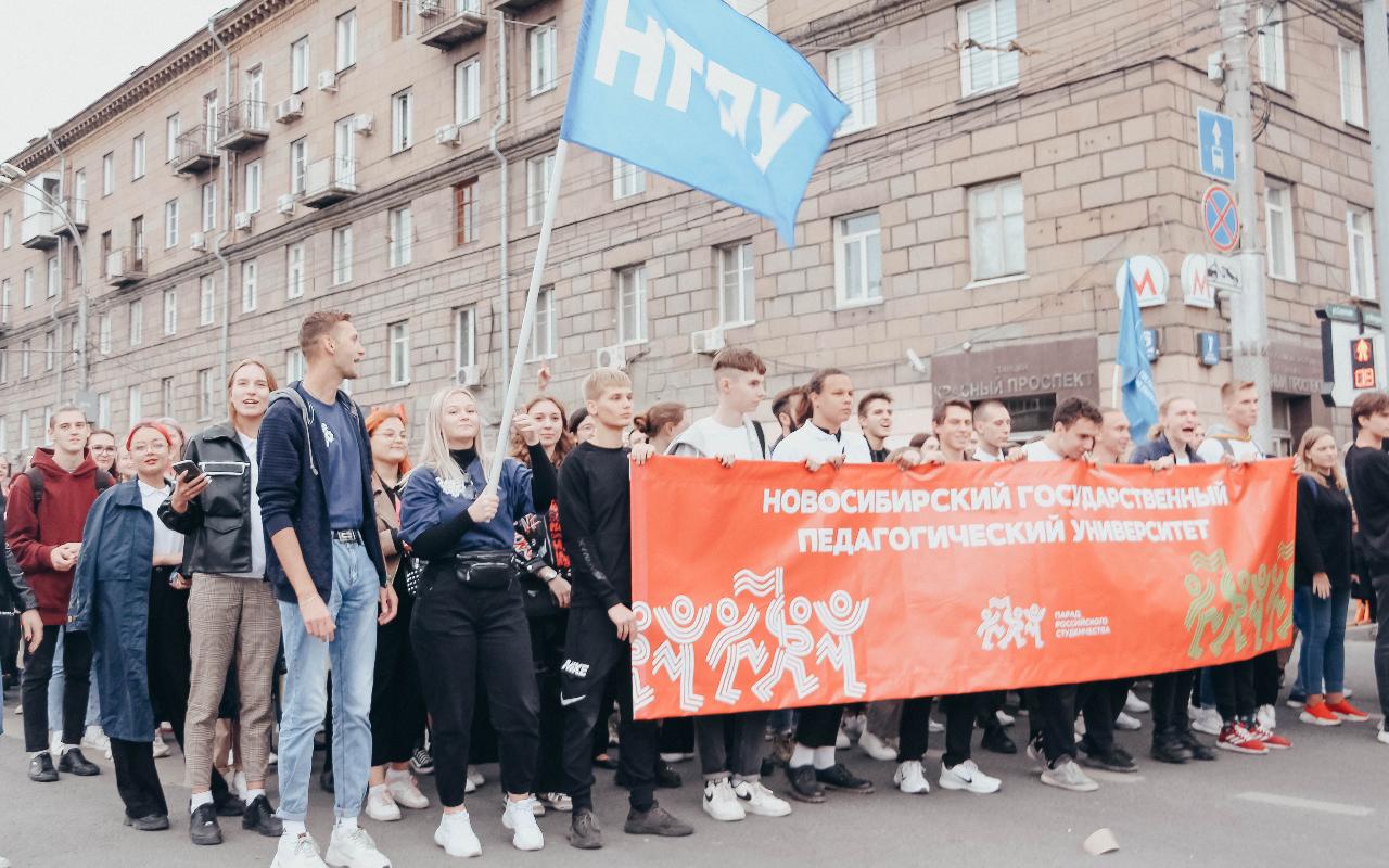 ФОТО к новости: Первокурсники НГПУ на Параде российского студенчества