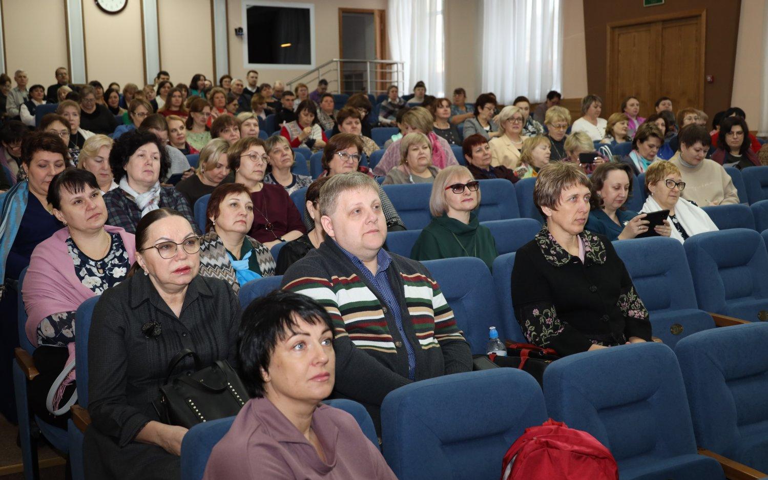 Воспитать человеческое в человеке: в Новосибирске встретились учителя  истории и обществознания