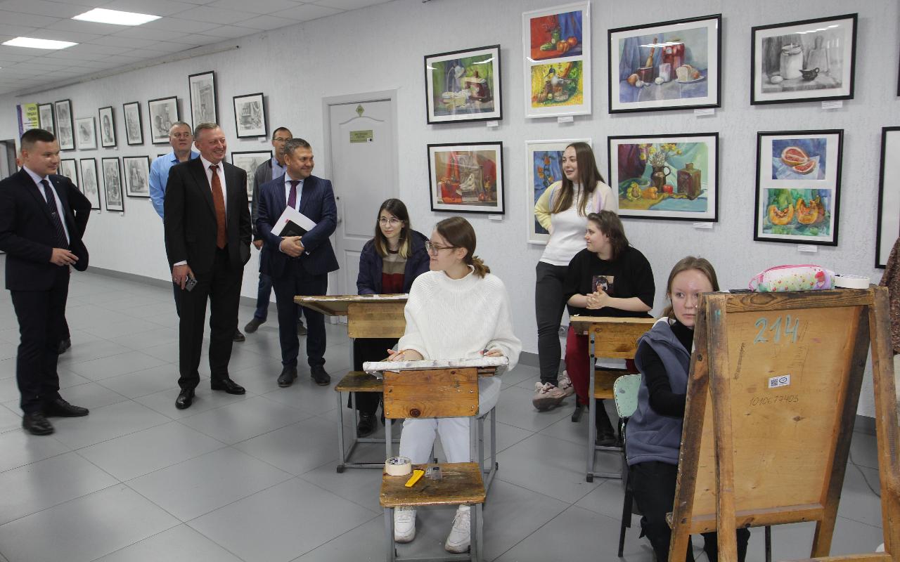 ФОТО к новости: Институт с богатыми традициями: и.о. ректора познакомился с работой ИИ НГПУ